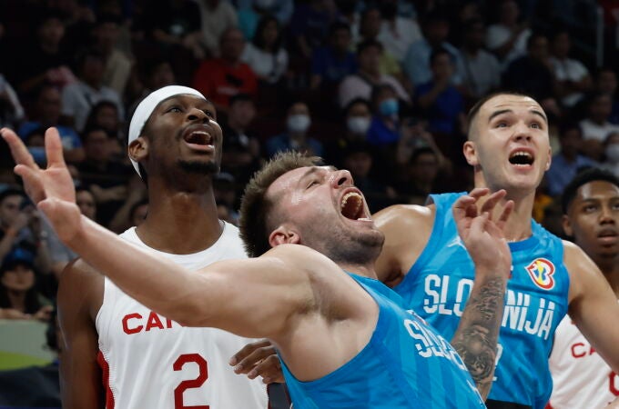 Doncic, en una acción ante la defensa de Canadá