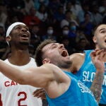 Doncic, en una acción ante la defensa de Canadá