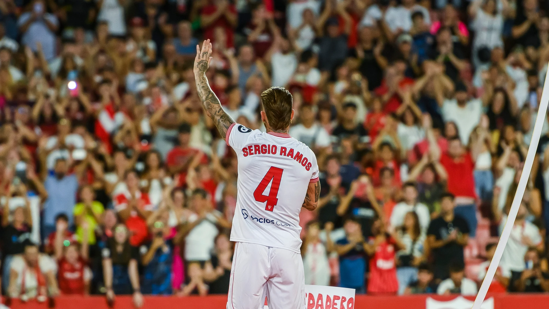 SEVILLA, 06/09/2023.- El central Sergio Ramos en su presentación como nuevo jugador del Sevilla FC esta noche, en el estadio Ramón Sánchez Pizjúan de Sevilla. EFE/ Raúl Caro