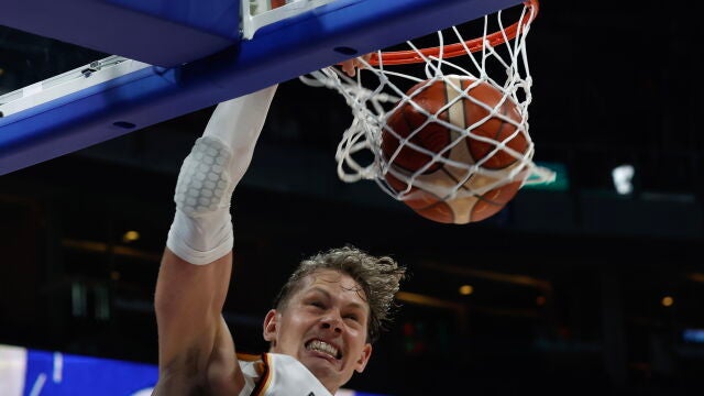 Moritz Wagner machaca el aro letón