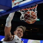 Moritz Wagner machaca el aro letón