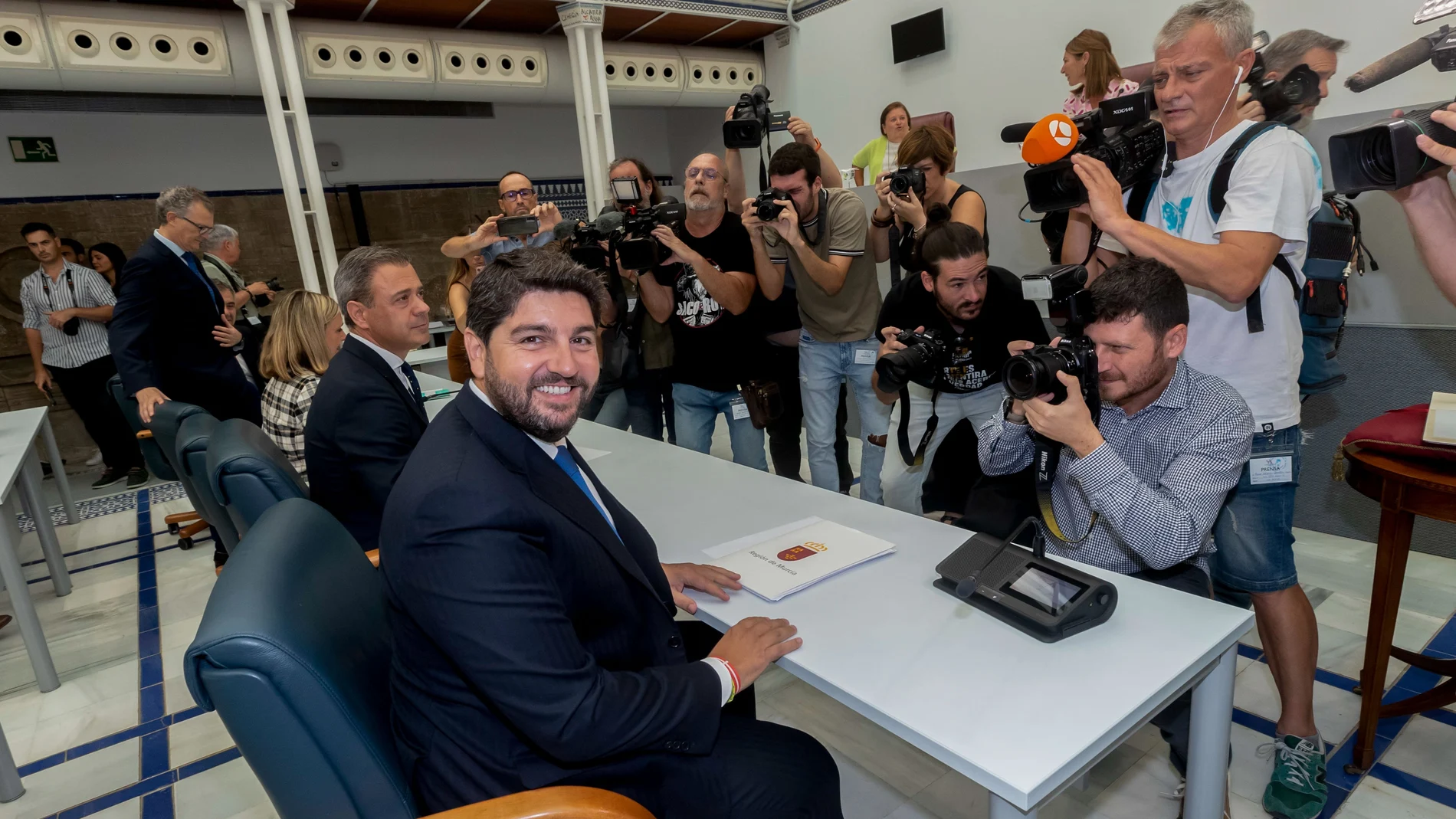 MUR04.CARTAGENA, 06/09/2023.- El presidente en funciones de la Comunidad de Murcia Fernando López Miras (i), momentos antes del inicIo de la primera sesión del pleno de su investidura, este miércoles, en la Asamblea Regional de Murcia en Cartagena. EFE/Marcial Guillén