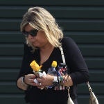 Terelu Campos en el tanatorio con rosas amarillas