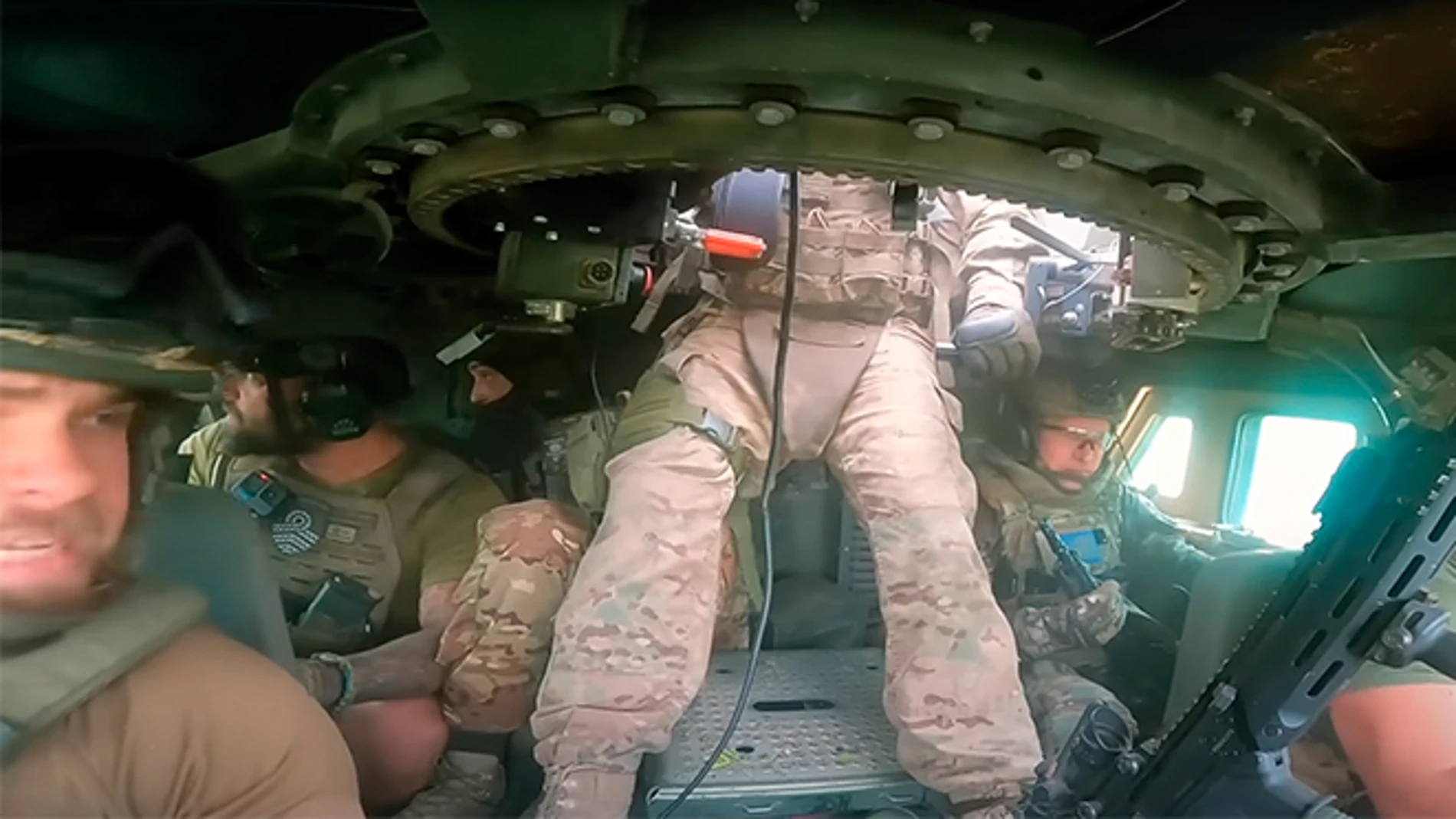 Así es la explosión de una mina desde dentro del Humvee que pasa sobre ella.