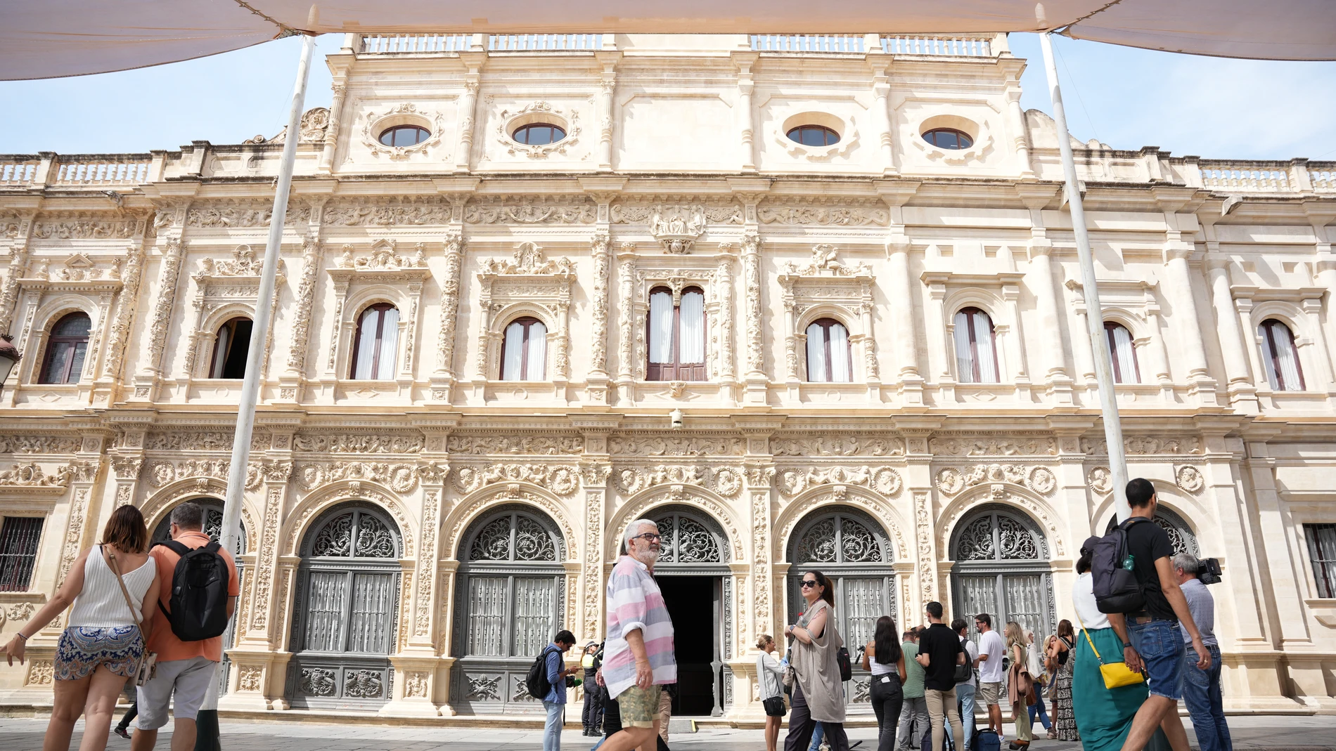 Fachada del Ayuntamiento de Sevilla donde el delegado de Hacienda, Participación Ciudadana y Transformación Digital y portavoz del Pleno, Juan Bueno, ha informado sobre el ataque informático ocurrido en el Ayuntamiento, a 06 de septiembre del 2023 en Sevilla (Andalucía, España). Los autores del ciberataque al Ayuntamiento de Sevilla han pedido un rescate para recuperar los sistemas informáticos, según confirman fuentes municipales, que señalan que detrás de esta acción delictiva, que provocó ...