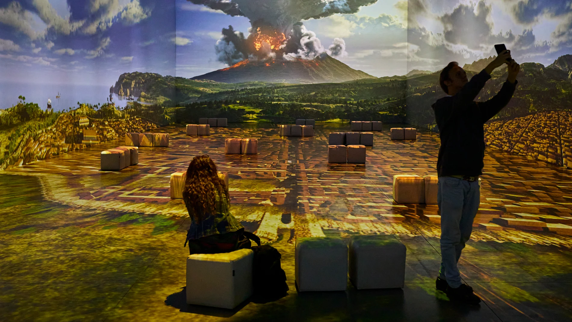 Presentación este miércoles en Matadero Madrid de la exposición inmersiva "Los últimos días de Pompeya", que incluye objetos originales romanos de los días de la tragedia © Alberto R. Roldán / Diario La Razón. 06 09 2023