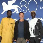 Seydou Sarr, Matteo Garrone y Moustapha Fall en la Mostra (de izda. a dcha.)