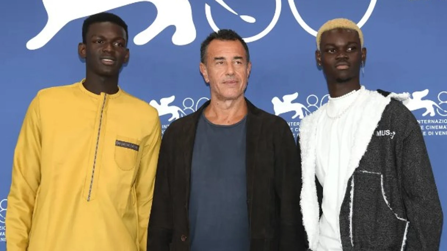Seydou Sarr, Matteo Garrone y Moustapha Fall en la Mostra (de izda. a dcha.)