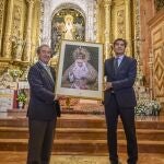  El presidente del Real Betis Balompié, Ángel Haro, recibe de parte del Hermano Mayor de la Hermandad de La Macarena una imagen de la virgen