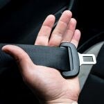 Por qué la DGT aconseja abrochar siempre el cinturón de seguridad de los asientos traseros, incluso si no hay nadie sentado