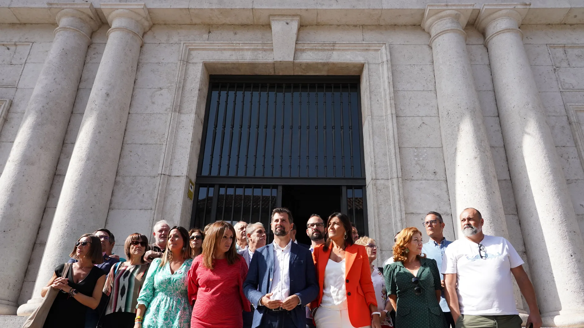 El portavoz del Grupo Parlamentario Socialista en las Cortes de Castilla y León, Luis Tudanca, atiende a la prensa antes de la firma de los procuradores del Grupo Socialista para otorgar poderes