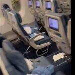 Salen a la luz las escatológicas imágenes de cómo quedó el avión que tuvo que regresar por la dierrea de un pasajero