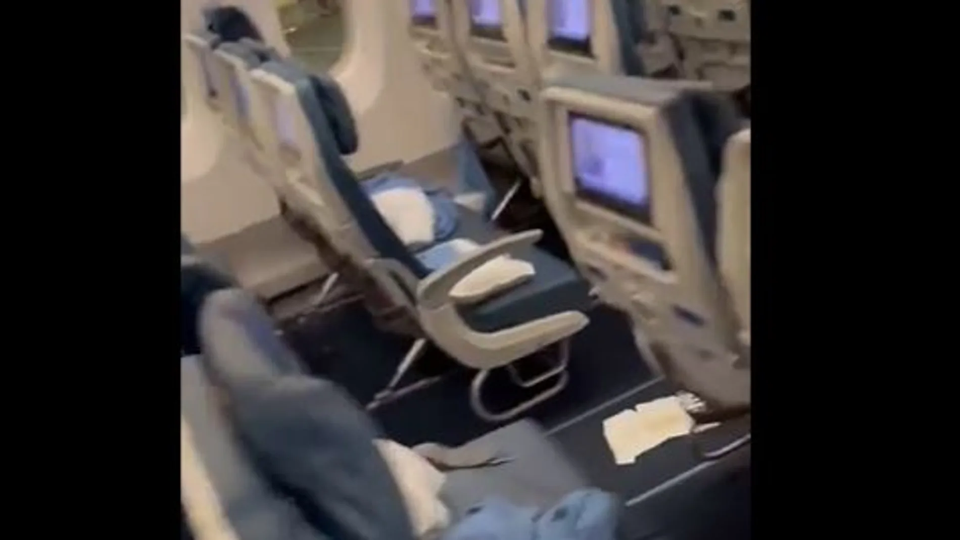 Salen a la luz las escatológicas imágenes de cómo quedó el avión que tuvo que regresar por la dierrea de un pasajero
