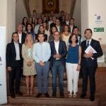 El rector, José Luján, posa en una fotografía con representantes de las empresas que participan en el estudio
