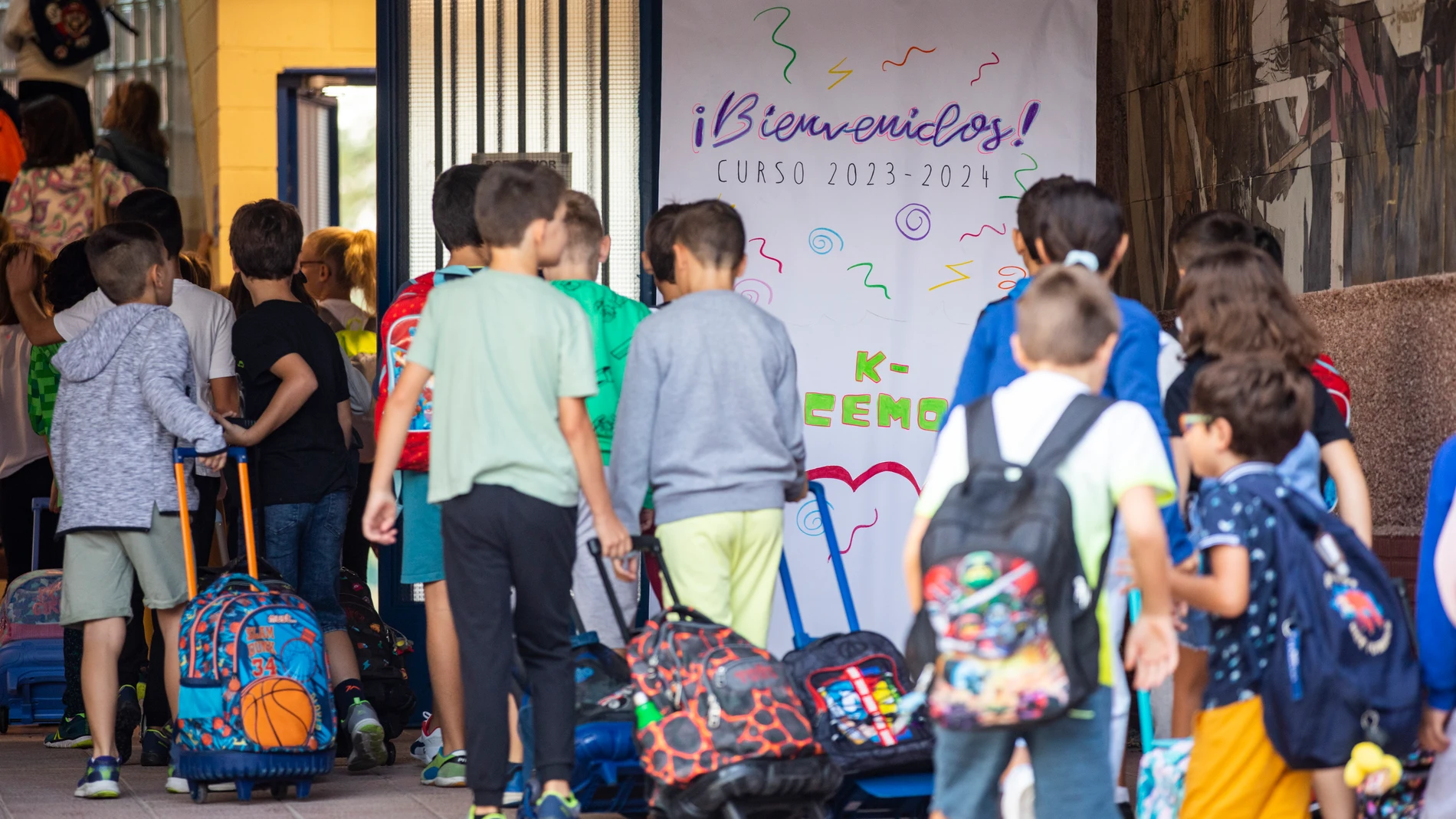 Escolares entrando en un colegio