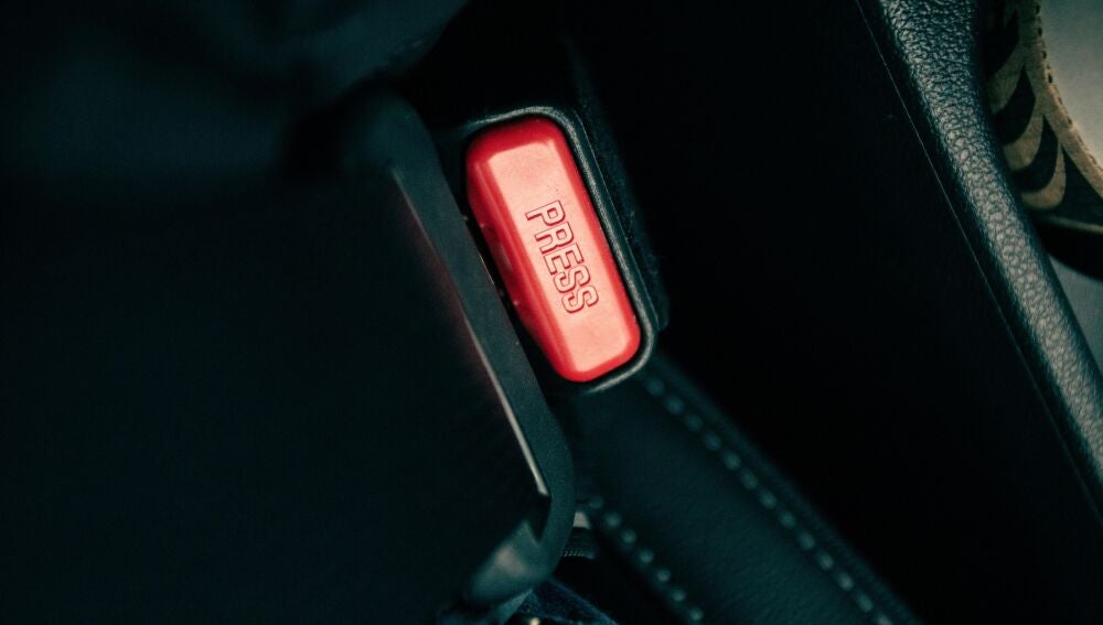 La DGT aconseja abrochar siempre el cinturón de seguridad de los asientos traseros, incluso si no hay nadie sentado