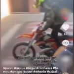 Hacía vídeos de TikTok mientras realizaba caballitos con la moto