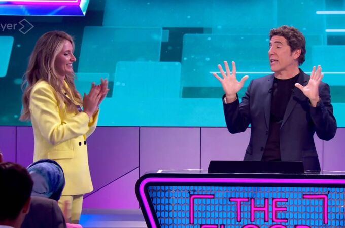 Teresa, vencedora del primer programa de 'The Floor' junto al presentador Manel Fuentes Teresa, vencedora del primer programa de 'The Floor' junto al presentador Manel Fuentes