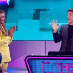 Teresa, vencedora del primer programa de 'The Floor' junto al presentador Manel Fuentes