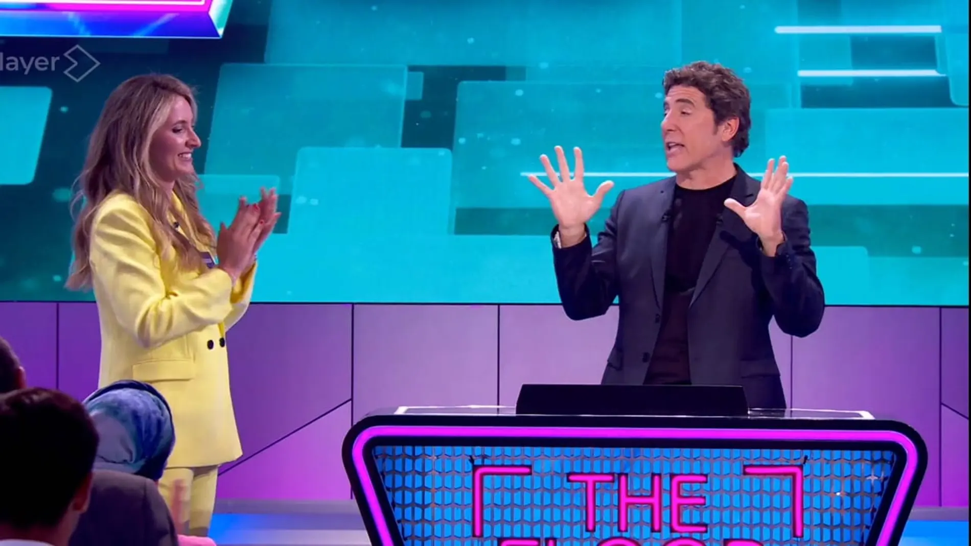 Teresa, vencedora del primer programa de 'The Floor' junto al presentador Manel Fuentes