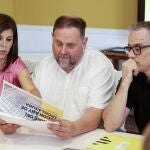 El presidente de ERC, Oriol Junqueras (c), la portavoz del partido, Marta Vilalta (i), y el presidente del grupo parlamentario, Josep María Jové (d), durante las jornadas de trabajo del grupo republicano en el Parlament, que se reúne en Vilanova i la Geltrú para trazar sus líneas maestras para el nuevo curso político.