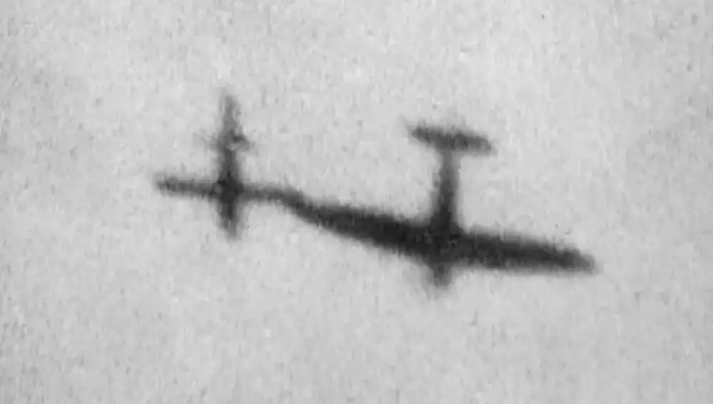 Un Spitfire británico "acariciando" el ala de un V-1