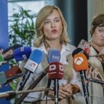 La ministra de Educación en funciones, Pilar Alegría, ofrece declaraciones a los medios este jueves en la sede del Parlamento Europeo en Bruselas (Bélgica).