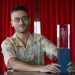 Asier Moreno Vizuete con el XVIII Premio Minotauro