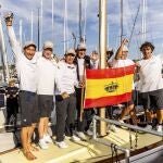 La tripulación del "Bribon", incluido el rey emérito de España, Juan Carlos I (4i), celebra su victoria en Cowes, en la isla de Wight (Inglaterra) durante el campeonato mundial de veleros de seis metros de eslora. 