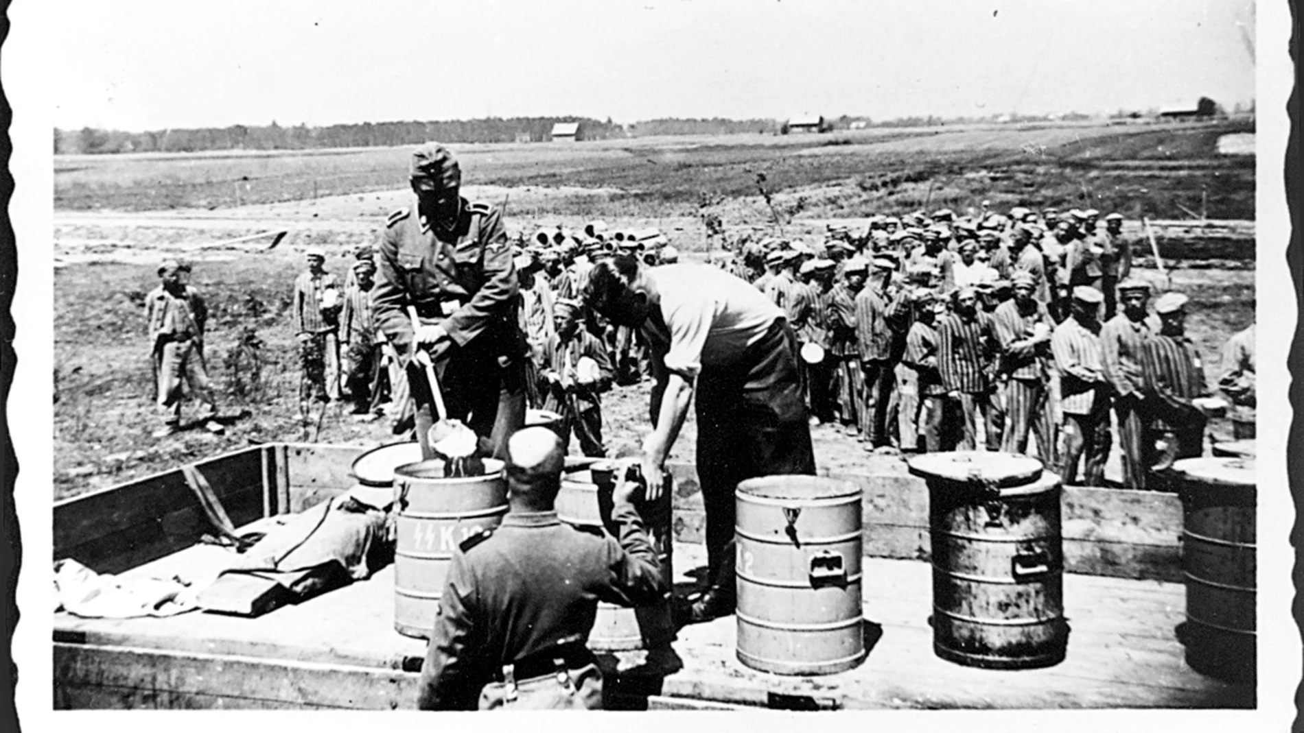 Reparto de sopa en Monowitz