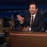 Jimmy Fallon durante una entrevista a uno de sus invitados