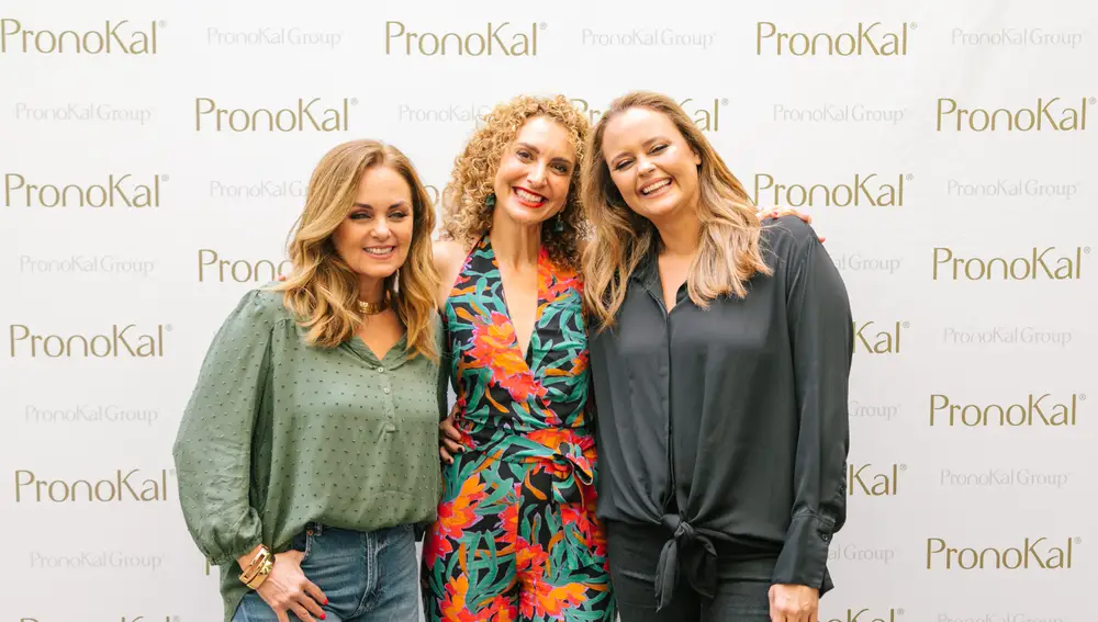 Las hermanas Carmen Morales y Shaila Dúrcal con la Dra. Ana Beltrán