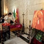 El hijo de María Jiménez, Alejandro Sancho Jiménez delante del féretro de la artista María Jiménez a la Capilla Ardiente instalada en el Ayuntamiento de Sevilla.