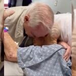 El último abrazo entre un hermano mayor y un hermano pequeño