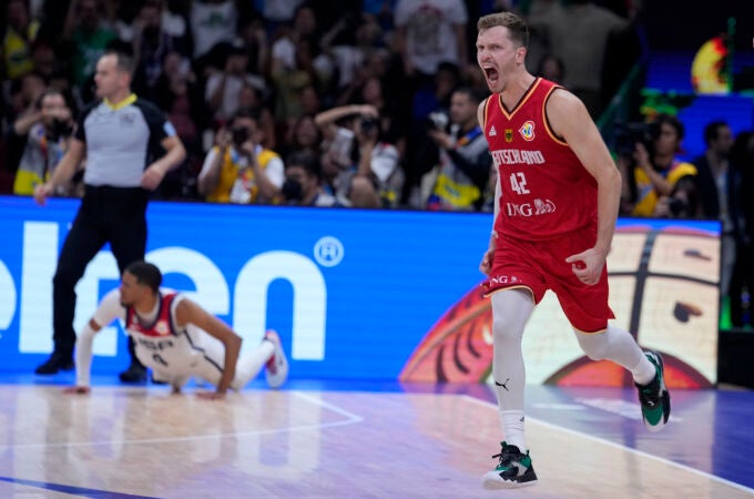 Obst celebra el triple con el que sentenció a Estados Unidos