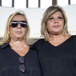 Las hijas de María Teresa Campos, Carmen Borrego (i) y Terelu Campos (d), a su llegada al tanatorio de La Paz de Tres Cantos donde ha quedado instalada la capilla ardiente de la periodista María Teresa Campos, fallecida este martes a los 82 años en el Hospital Universitario Fundación Jiménez Díaz de Madrid. 