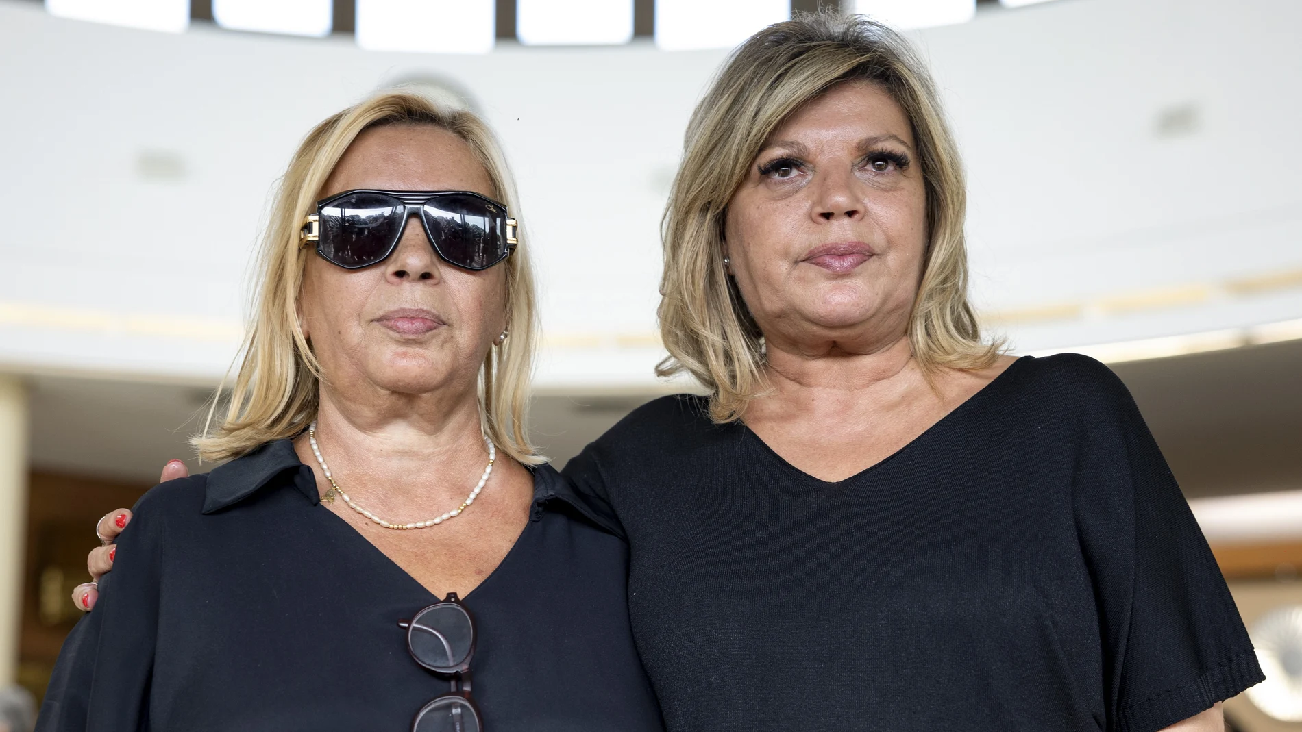 Las hijas de María Teresa Campos, Carmen Borrego (i) y Terelu Campos (d), a su llegada al tanatorio de La Paz de Tres Cantos donde ha quedado instalada la capilla ardiente de la periodista María Teresa Campos, fallecida este martes a los 82 años en el Hospital Universitario Fundación Jiménez Díaz de Madrid.