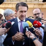 El consejero Suárez-Quiñones atiende a la prensa en el Día del Bierzo