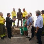 Una estatua en Sierra Bermeja homenajea al bombero forestal fallecido en el incendio de 2021