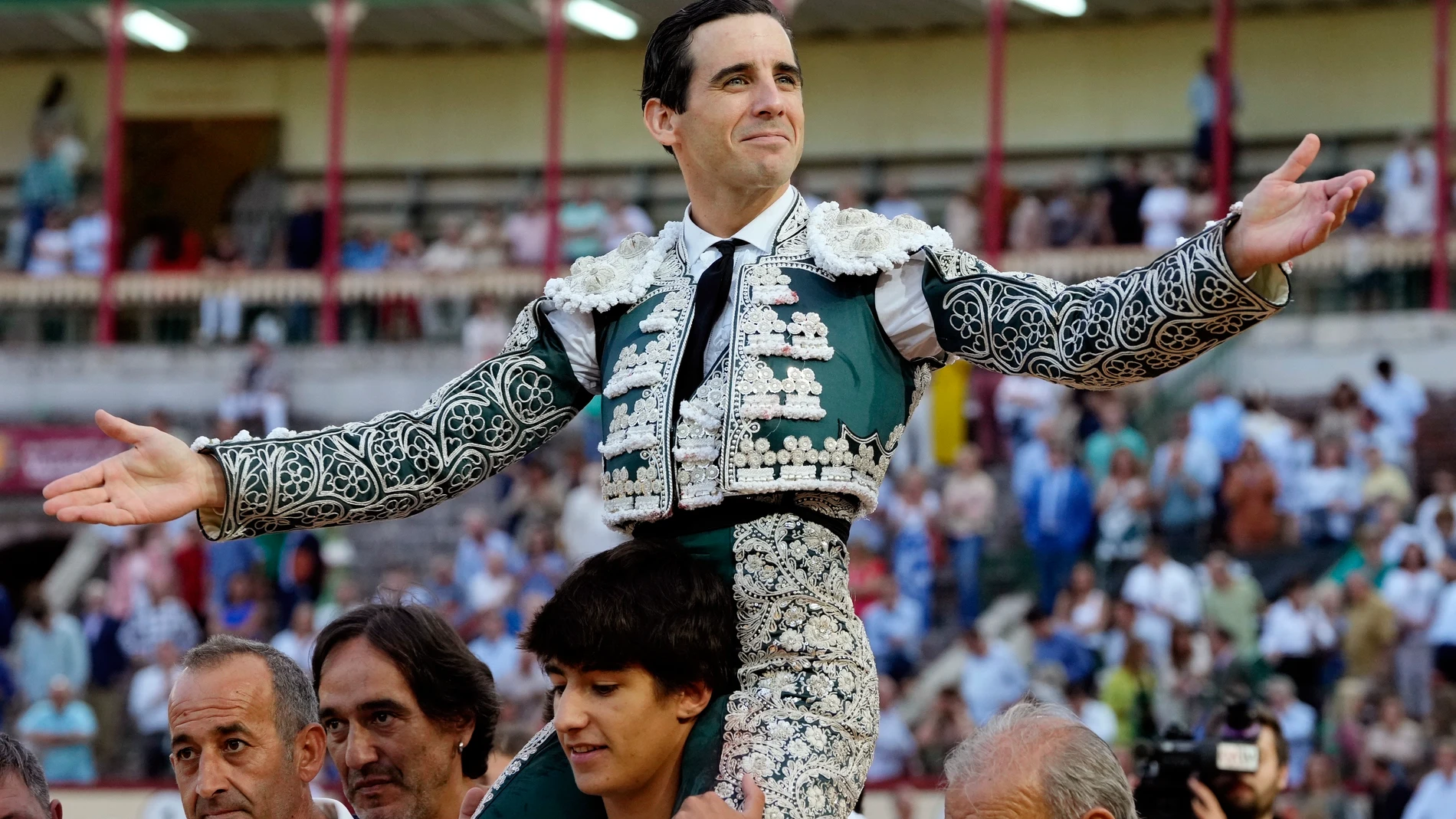VALLADOLID.09/09/2023.- El diestro Juan Ortega sale a hombros en la cuarta corrida de la Feria de la Virgen de San Lorenzo de Valladolid, en la que comparte cartel con Pablo Aguado y Diego Urdiales. EFE/Nacho Gallego