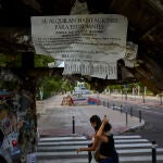 Carteles con ofertas de alquiler de habitaciones en Madrid.