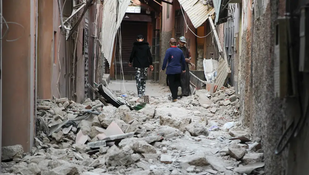 Destrozos en una calle de Marrakech a primera hora de este sábado. Los muertos en el terremoto que azotó anoche Marruecos se elevan a las 7.00 hora local (GMT+1) a 632 personas, a las que hay que sumar otros 329 heridos, 51 de ellos graves, según los últimos datos difundidos este sábado por el Ministerio del Interior marroquí.