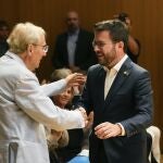 El presidente de la Generalitat Pere Aragonés (d) saluda este sábado a fundador y presidente honorífico del CIEMEN Aureli Argemi, durante el acto conmemorativo del 25 aniversario de la Declaración de los Derechos Colectivos de los Pueblos junto a representantes de Bildu, BNG y Sinn Fein.