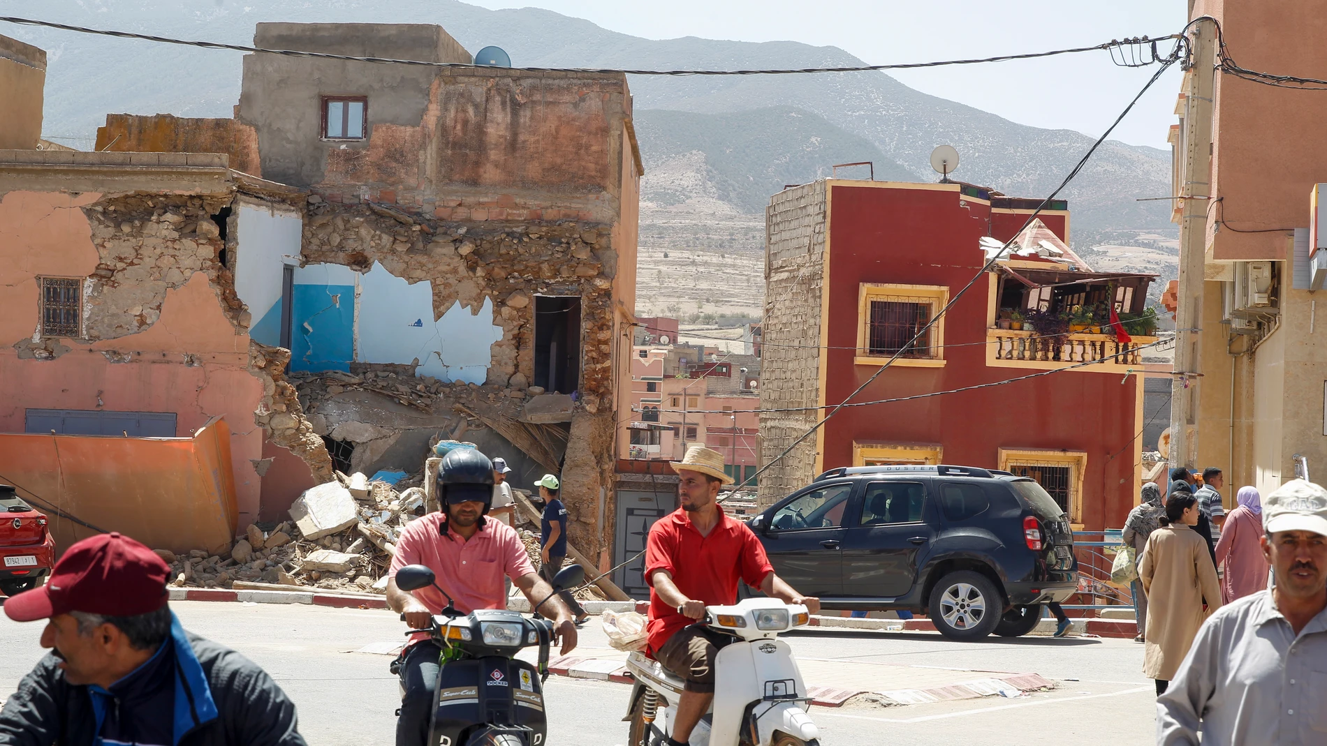 AMIZMIZ (MARRUECOS), 09/09/2023.- La población de Amizmiz, situada a unos 30 kilómetros del epicentro del terremoto, en las faldas del Atlas, amanece llena de cascotes y escombros de edificios derruidos tras el terremoto que sacudió el suroeste del país la pasada madrugada. EFE/ María Traspaderne