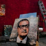 Retrato de Salvador Allende pintado por Efrén Cortés, artista que lleva décadas vendiendo sus obras en la plaza de Armas de Santiago de Chile