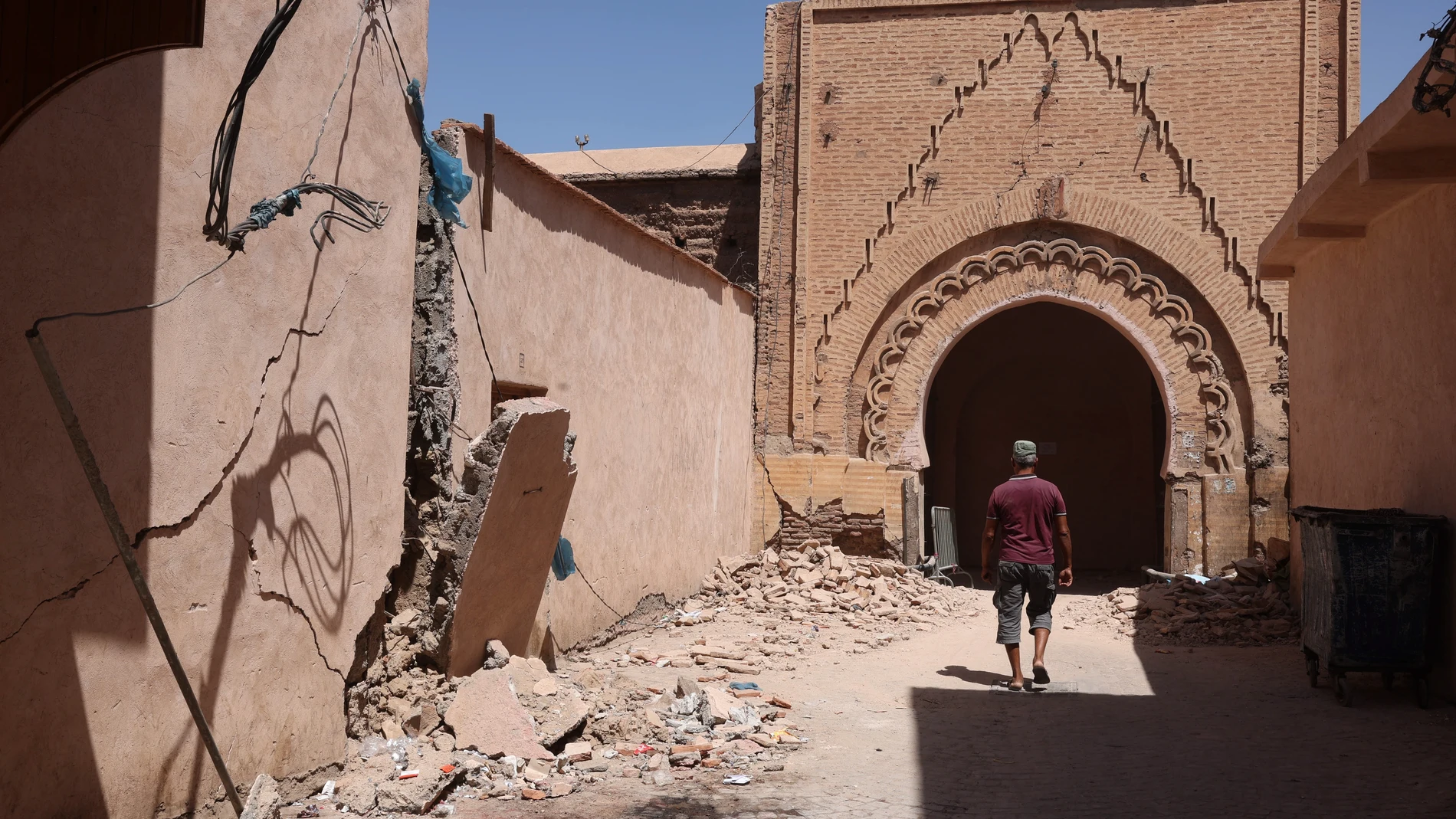 Marrakesh (Marrocos), 10/09/2023.- A man walks on a street with damaged buildings that collapsed in a powerful earthquake in Marrakech, Morocco, 10 September 2023. A magnitude 6.8 earthquake that struck central Morocco late 08 September has killed at least 2,012 people and injured 2,059 others, 1,404 of whom are in serious condition, damaging buildings from villages and towns in the Atlas Mountains to Marrakesh, according to a report released by the country's Interior Ministry. The earthquake...