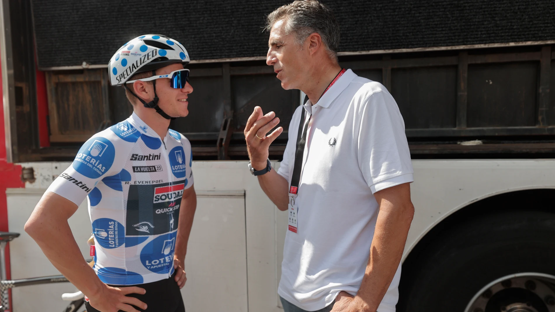 PAMPLONA, 10/09/2023.- El ciclista belga Remco Evenepoel (i) conversa con el exciclista Miguel Induráin antes del control de firmas de la 15ª etapa de La Vuelta que transcurre entre Pamplona y Lekunberri, tras 158,5 km de recorrido. EFE/Manuel Bruque