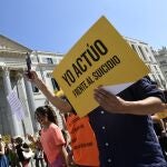 Manifestación convocada por la plataforma Stop Suicidios en el Día Mundial de la Prevención del Suicidio, este domingo en Madrid. 