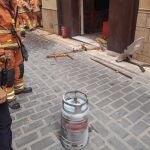 Un hombre sufre quemaduras y un bebé está en observación al explotar una bombona de butano en una vivienda de Xàtiva