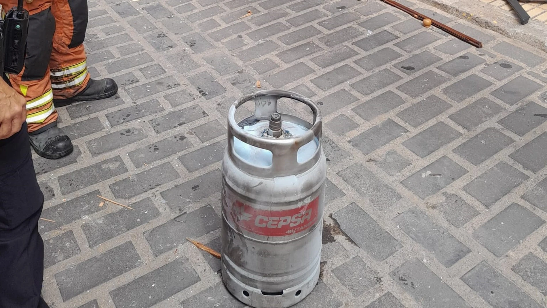 Un hombre sufre quemaduras y un bebé está en observación al explotar una bombona de butano en una vivienda de XàtivaCONSORCIO PROVINCIAL DE BOMBEROS10/09/2023